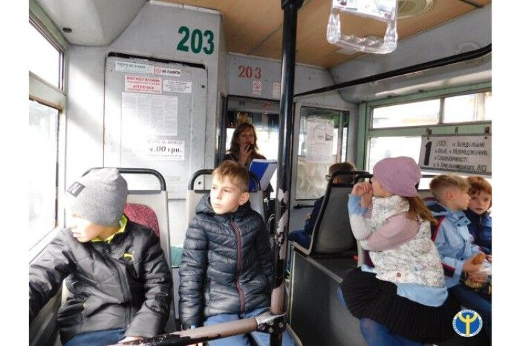 Для луцьких школярів провели економічну екскурсію на тролейбусі