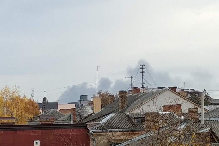 У Луцьку чути вибухи, над містом – хмара диму (Фото)