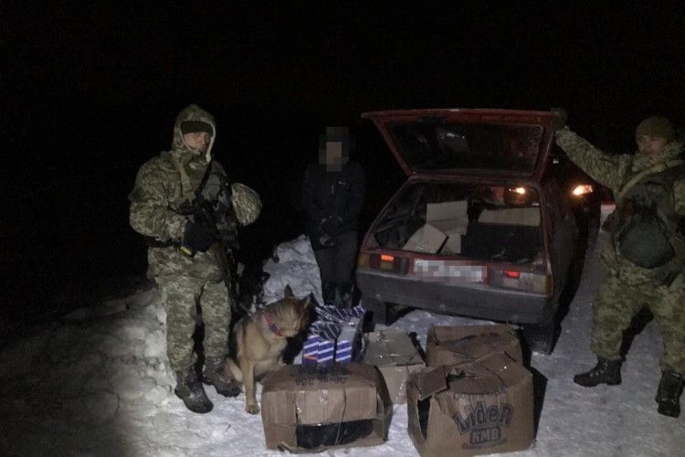 Біля кордону з Росією затримали українця з партією контрабандних товарів