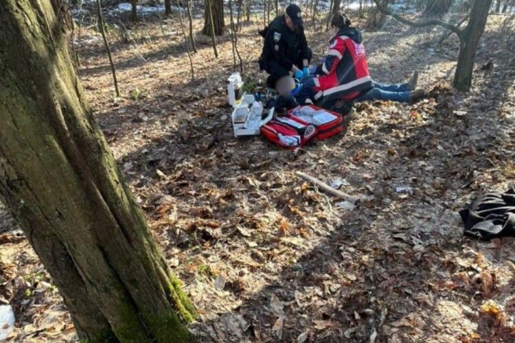 Поліцейські врятували волинянина, який намагався вкоротити собі віку в лісі