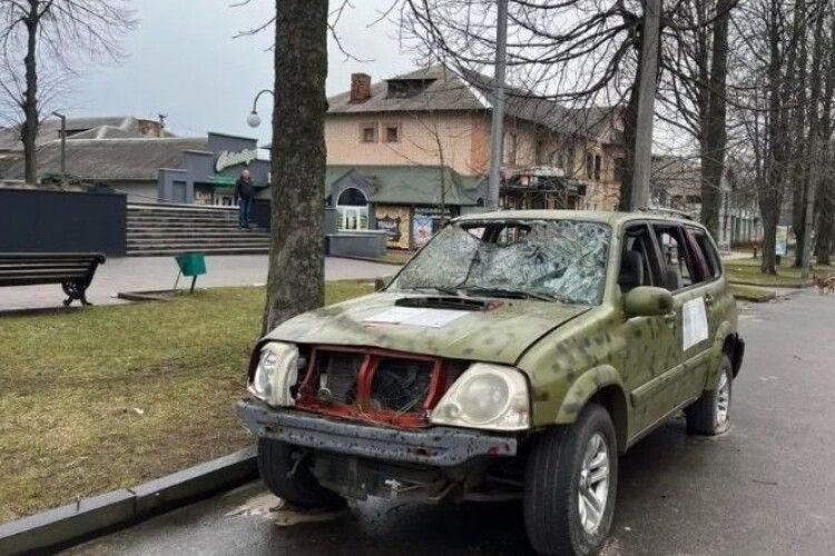 У місті на Волині хулігани осквернили простріляне військове авто