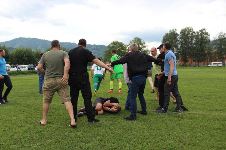 На Закарпатті вболівальники прямісінько на футбольному полі віддухопелили арбітра (фото)