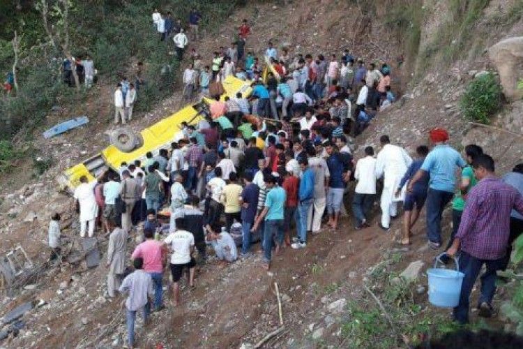 Автобус зі школярами зірвався у прірву