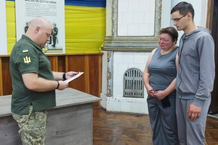 На Волині родині зниклого безвісти штурмовика вручили «Золотий Хрест»