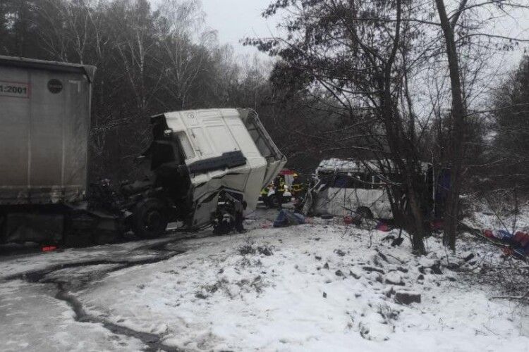 Аварія під Черніговом: 13-ту жертву досі не можуть ідентифікувати