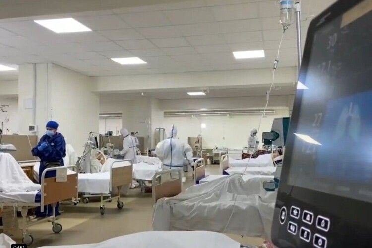Лікарі попереджають про коронавірусний колапс: українська медицина ще трошки і впаде