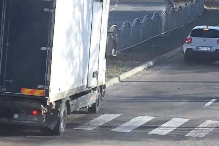 У Луцьку через небезпечний маневр легковика вантажівка в'їхала в електроопору (Відео) 