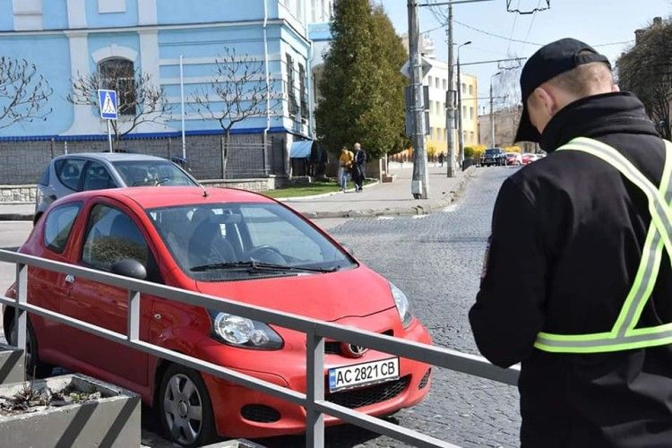 У Луцьку оштрафували даму на маленькій червоній автівці (фото)