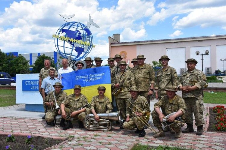 Волинські військові музиканти дали концерт у Станиці Луганській (фото)