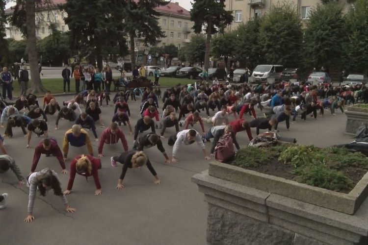 Студенти СНУ імені Лесі Українки виконали згинання та розгинання рук в упорі лежачи (відео)