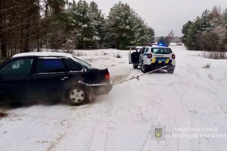 На Волині поліцейські визволяють автівки із заметів (Фото)