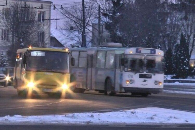Через мороз не всі луцькі маршрутки та тролейбуси виїжджали на рейси
