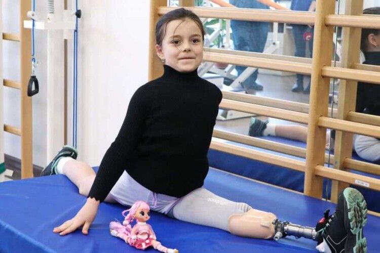 7-річна українська гімнастка, якій відірвало ногу російською ракетою, виграла перший турнір (Відео)