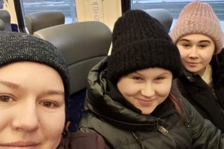 Неповнолітніх дівчат, яких депортували російські окупанти, повернули до сестри на Волинь