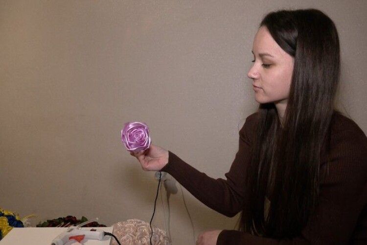 Атласні квіти пам'яті: лучанка створює композиції, які ставлять на могилах Героїв