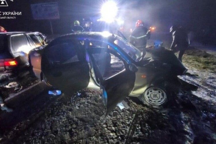 На Волині через слизьку дорогу зіткнулися два легковики, в яких перебувало п'ятеро людей (Фото)