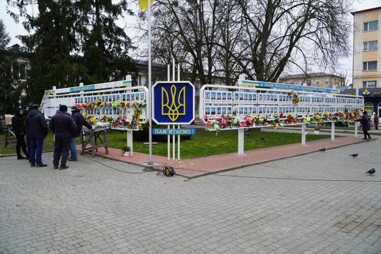 Мешканців громади на Волині просять не годувати голубів біля дошки пам'яті полеглим Героям