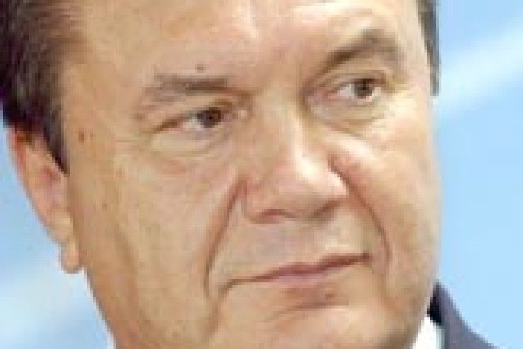 ВЛАДА ПОЧИНАЄ ТА ВИГРАЄ*