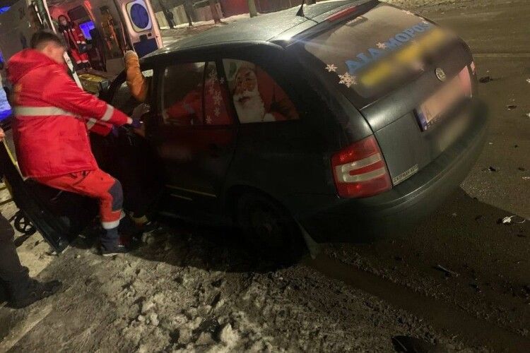 Вантажівка розчавила автівку з Дідом Морозом за кермом (Фото)
