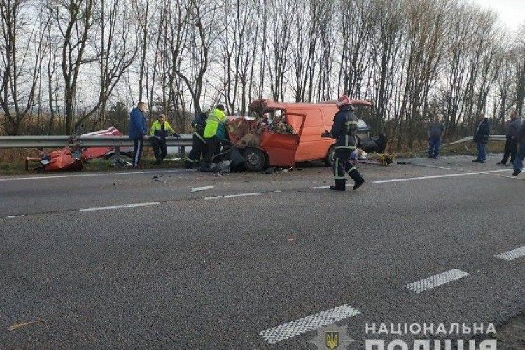 У Рівненській області мікроавтобус зіткнувся з бензовозом, є жертви