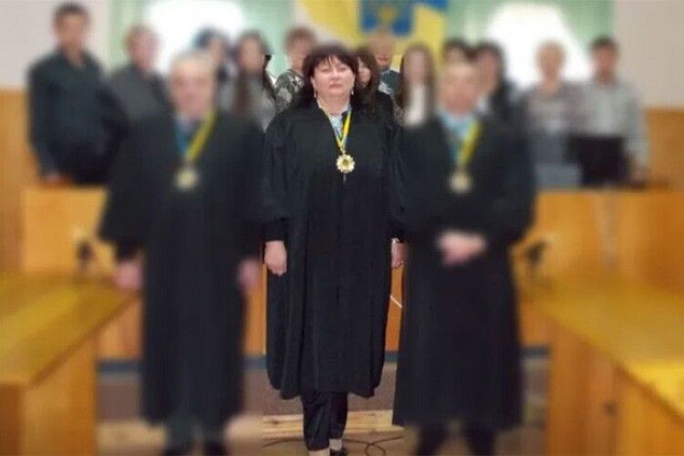 Закарпатська суддя Софілканич, яка призначила умовний термін гвалтівникам школярки, повернулася на роботу 