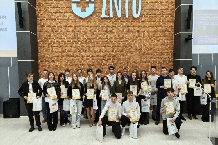 У Луцьку нагородили юних геніїв та їхніх наставників