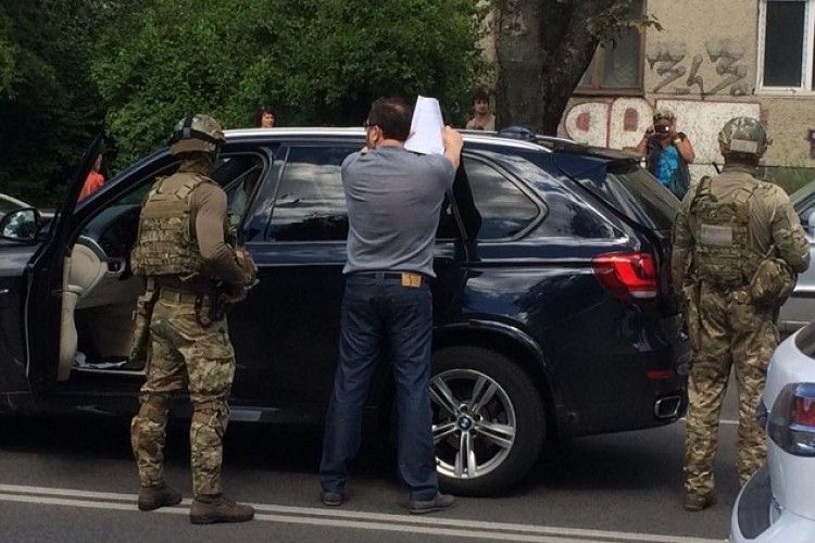 Невідомі штурмують будинок затриманого бійцями СБУ Олександра Тиводара