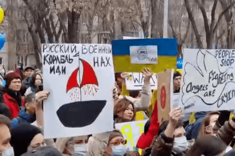 «Путін Капут»: у Казахстані люди вийшли на мітинг на підтримку України (Відео)