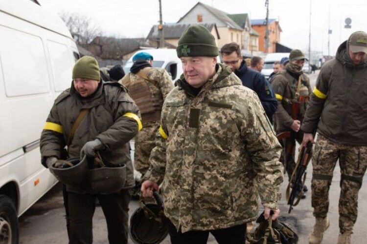 Петро Порошенко привіз засоби військового захисту на блокпост на в’їзді до Києва