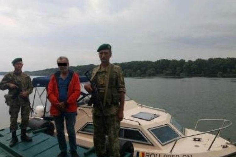 Прикордонники в Одеській області знову затримали румунський катер, який порушив кордон (фото)