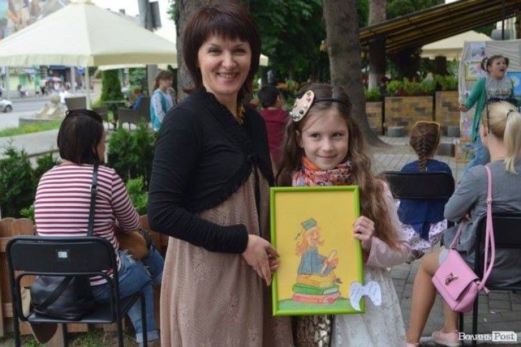 У Луцьку – виставка робіт 7-річної Ані, дитини, яка дивом з’явилась на світ