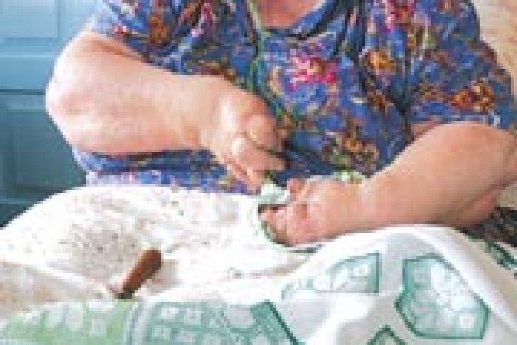 ІКОНИ ВИШИВАЄ... ЗУБАМИ