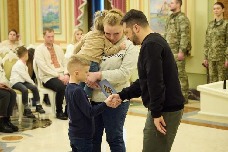 Родина загиблого воїна отримала ключі від квартири у Нововолинську