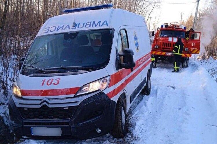 На Волині рятувальники визволили «швидку» із снігового замету