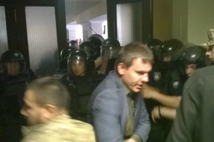 У Київраді відбулася бійка між спецпризначенцями і депутатами 