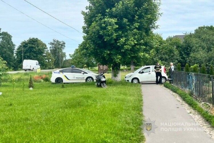 У Луцькому районі скутерист у лікарні після зіткнення з автівкою