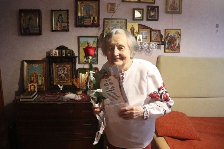 86-річна володимирчанка зв’язала та передала військовим 448 пар шкарпеток