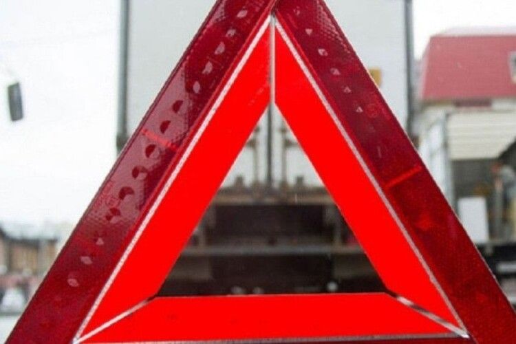 На Волині перекинулася вантажівка (Фото)