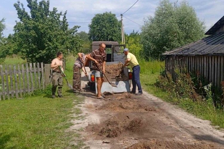 Селяни на Волині згуртувалися і підрихтували собі дорогу