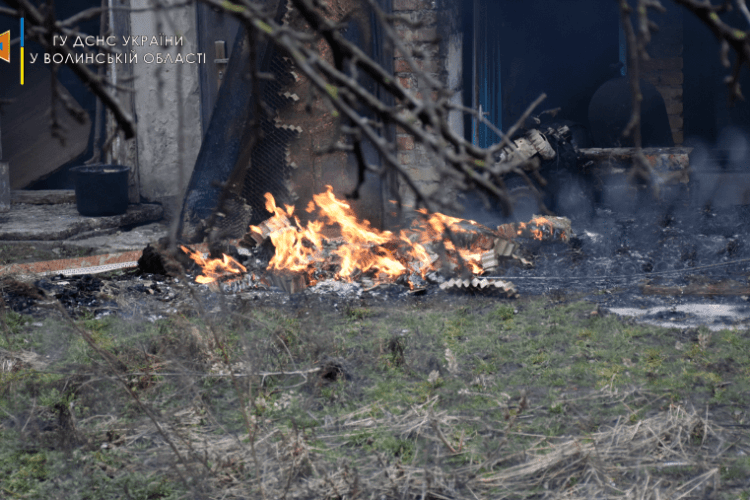 У Луцьку господиня ледве не спалила двоповерховий будинок (Фото, відео)