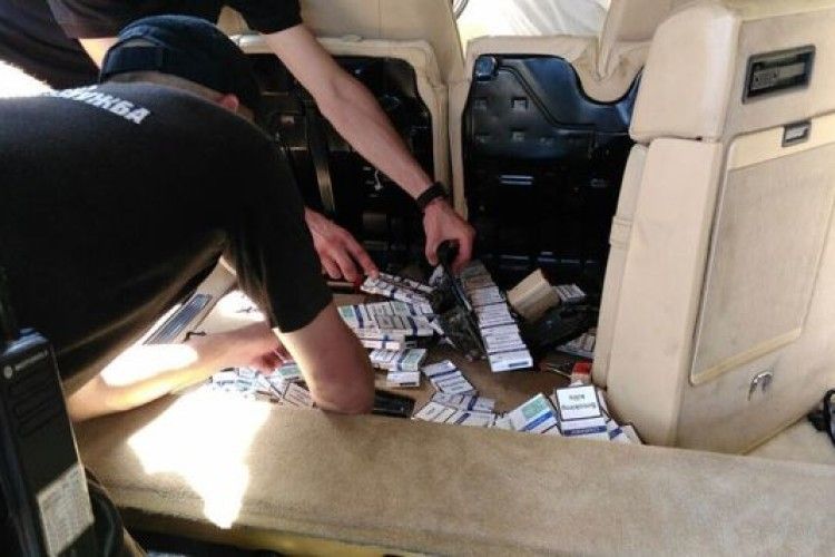 На кордоні з Угорщиною прикордонники виявили майже 800 пачок сигарет у паливному баку автівки