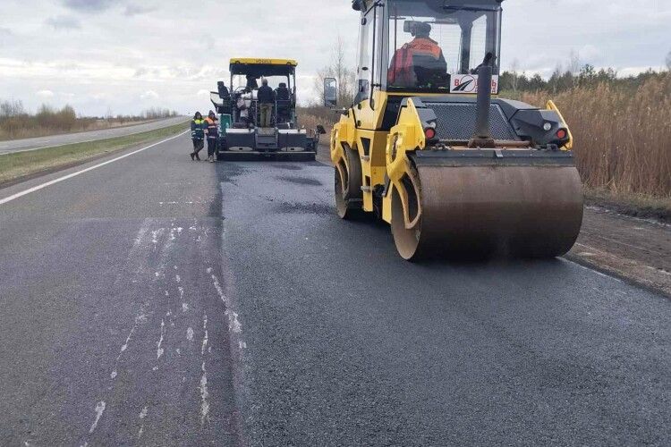 Замість капітального ремонту – латання ям: у Підгайцях ремонтують дорогу (Відео)