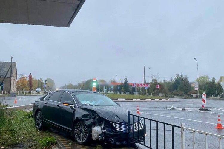 Біля Ковеля водійка врізалась у стовп та огорожу