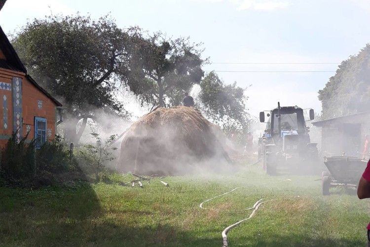 На Рівненщині через пожежу селяни втратили запаси сіна та соломи