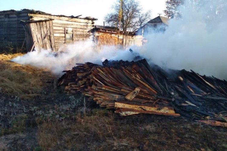 На Камінь-Каширщині через необережне поводження з вогнем згоріло сіно і дрова