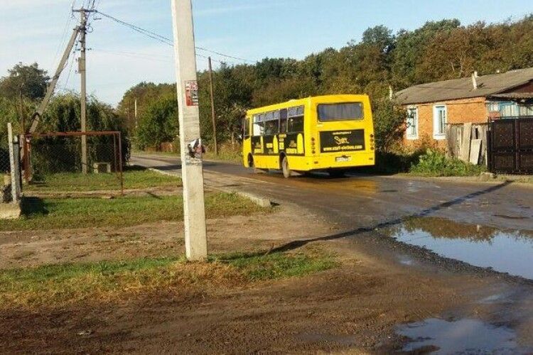 Маршрутка зупиняється там, де закінчується дорога: у селі під Луцьком проблеми з транспортом 