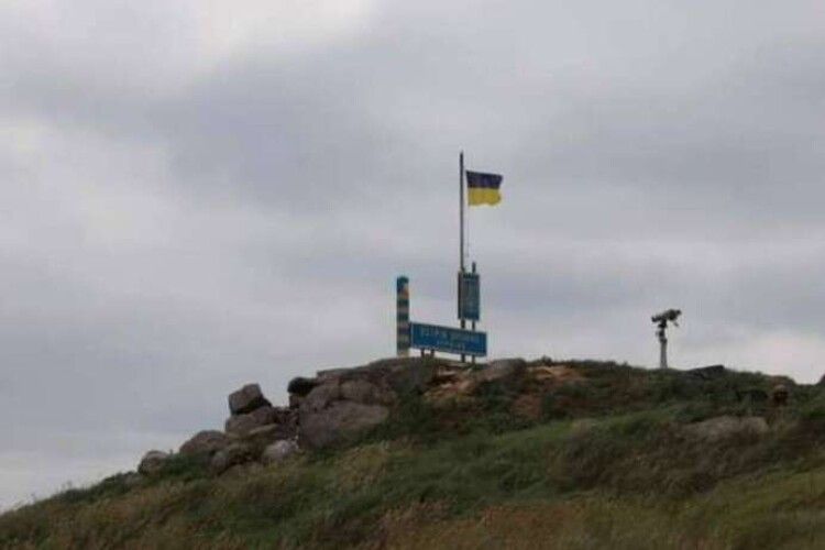 Скинули з вертольота: український прапор на Зміїному чекатиме на прибуття військових. І тоді буде майоріти 