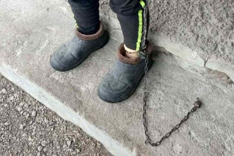 На Кіровоградщині опікунка тримала на ланцюгу 17-річну дівчину 