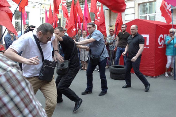 Депутати побилися під Печерським судом