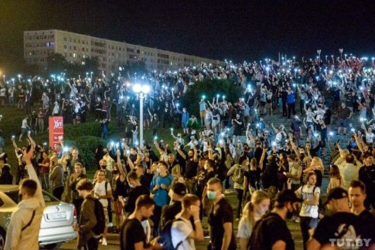 Протести в Білорусі: барикади, коктейлі Молотова і перший загиблий
